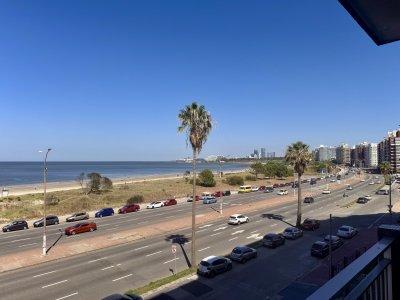 Apartamento en venta sobre la rambla de Malvin de tres dormitorios y un Garage.