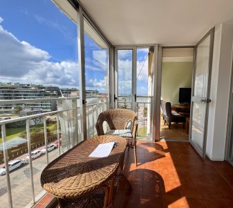 Venta apartamento de tres dormitorios y servicio en Pocitos
