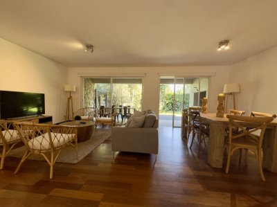 Venta  Apartamento de 2 Dormitorios con Jardín de uso Exclusivo en Carrasco 