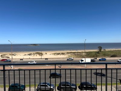 Apartamento en venta sobre la rambla de Malvin de tres dormitorios y un Garage.