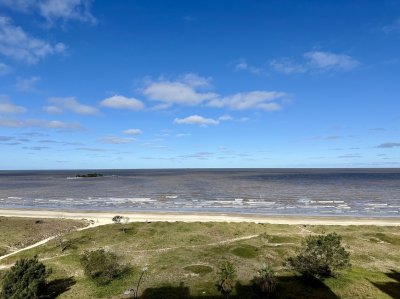 Alquiler Apartamento en piso alto, de 2 dormitorios y garaje y box, sobre Rambla de Malvín.
