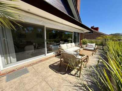 Venta Apartamento de 3 suites, servicio y 3 garajes en Carrasco a pasos del Mar