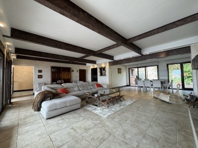 Alquiler casa de tres niveles, con tres suites frente al mar en Punta Gorda. 