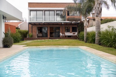 Venta casa de 4 dormitorios en Punta Gorda. Amoblada.
