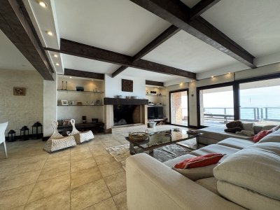 Venta casa de tres niveles, con tres suites frente al mar en Punta Gorda. 