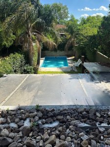 Venta casa de tres dormitorios, jardín y piscina en zona colegios, Carrasco Norte