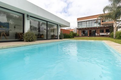 Venta casa de 4 dormitorios en Punta Gorda. Amoblada.