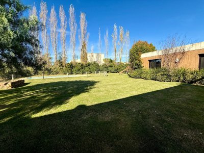 Venta Casa de 4 dormitorios, jardín y piscina en,  Barrio Privado