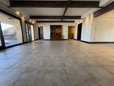 Venta casa de tres niveles, con tres suites frente al mar en Punta Gorda. 