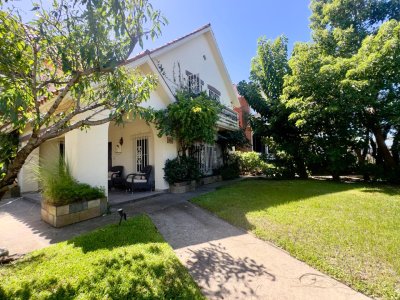 Venta casa de 3 dorm y servicio completo, frente al mar, en Carrasco-Punta Gorda