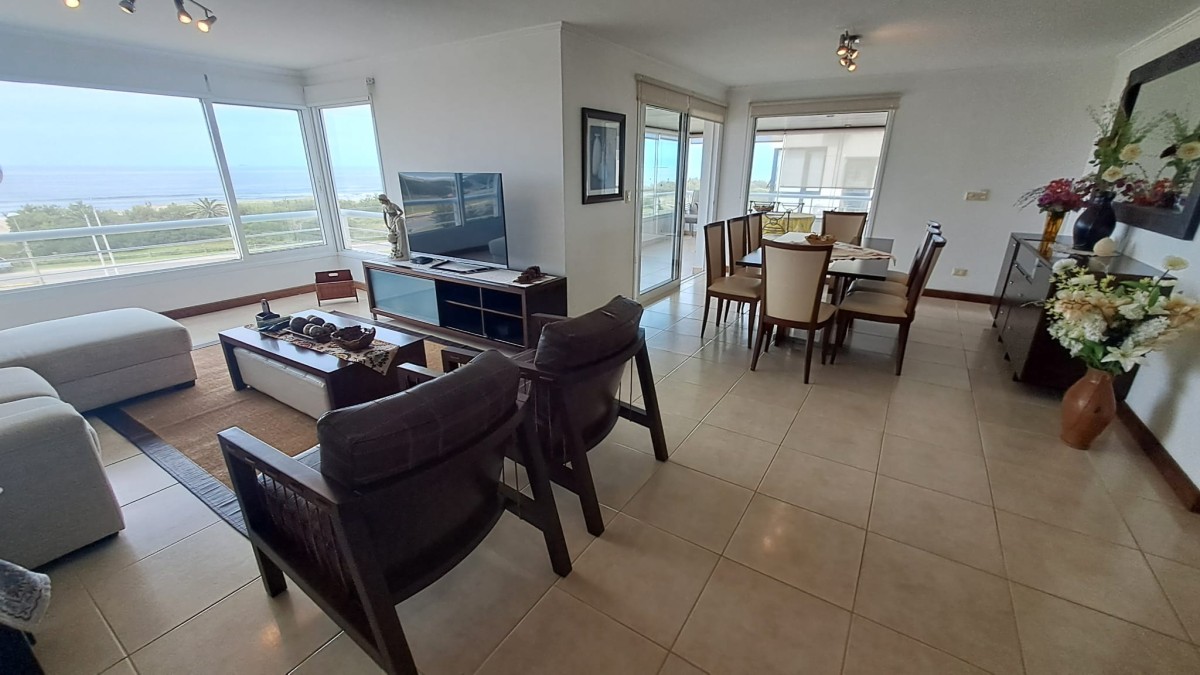 Venta Apartamento de 4 dormitorios en Primera linea Playa Brava, Punta del este.