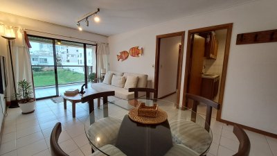 Alquiler Apartamento con vista al mar de 2 dormitorios en Península, Punta del Este.