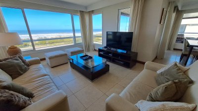 Alquiler temporal Penthouse de 4 dormitorios en primera linea de Playa Brava, Punta del Este.