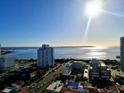 Alquiler Temporario Apartamento 3 dormitorios en Playa Mansa, Punta del Este.