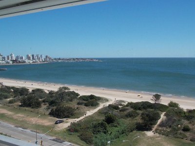 Venta y Alquiler temporario Apartemento de 3 dormitorios y dependencia Playa Mansa, Punta del Este.