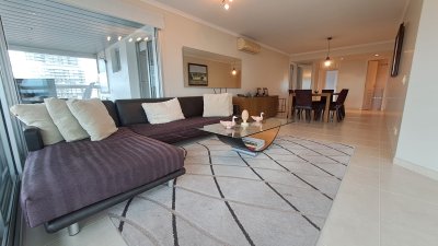 Venta Apartamento de 3 dormitorios y dependencia en Playa Mansa, Punta del Este.