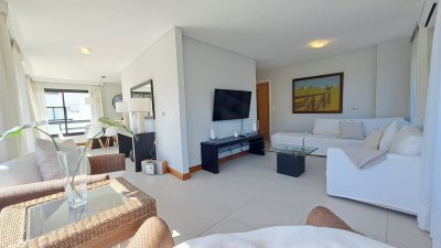 Alquiler temporario Apartamento de 3 dormitorios en Playa Brava, Punta del Este.