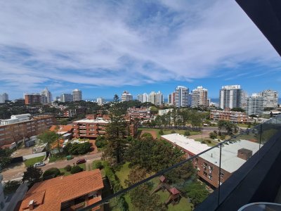 Alquiler Apartamento de 3 dormitorios en Playa Mansa, Punta del Este.