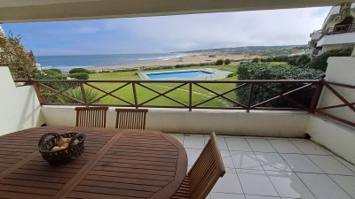 Venta Apartamento de 3 dormitorios y dependencia completa frente al mar en Manantiales, Maldonado