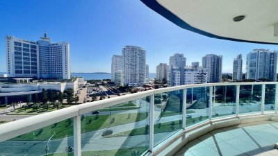 Alquiler temporario Apartamento de 3 dormitorios y servicio en Playa Mansa, Punta del este.