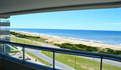 Alquiler temporario Apartamento 3 dormitorios y dependencia en Playa Brava, Punta del Este.