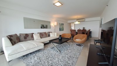 Alquiler temporario Apartamento 3 dormitorios en Playa Brava, Punta del Este.