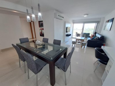 Alquiler Temporario Apartamento de 2 dormitorios en Miami Bv. Playa Mansa, Punta del Este .