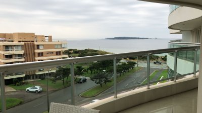 Alquiler temporario Apartamento 2 dormitorios y dependencia en Playa Mansa, Punta del Este.