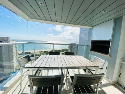 Alquiler Apartamento de 2 dormitorios en Miami Bv. frente al mar Playa Mansa, Punta del Este .
