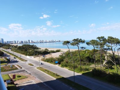 Alquiler temporario Apartamento de 1 dormitorio frente al mar Playa Mansa, Punta del Este.