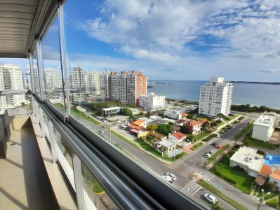 Alquiler Temporario Apartamento de 2 dormitorios en Playa Mansa, Punta del Este.