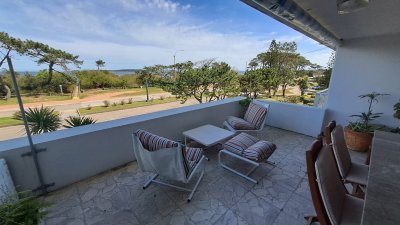 Alquiler temporario Apartamento 3 dormitorios y dependencia frente al mar de Playa Mansa, Punta del Este