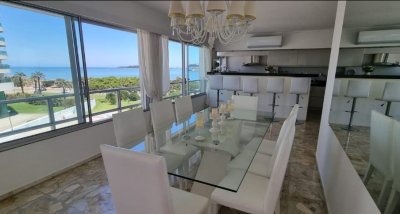 Alquiler temporario Apartamento 2 y medio dormitorios mas dependencia en Playa Mansa, Punta del Este.