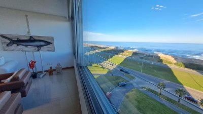 Alquiler temporario Apartamento de 3 dormitorios y dependencia frente al mar Playa Brava, Punta del Este