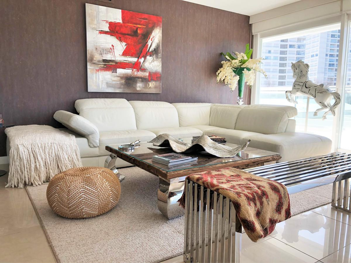 Venta Apartamento 2 dormitorios y dependencia en Playa Mansa, Punta del Este.
