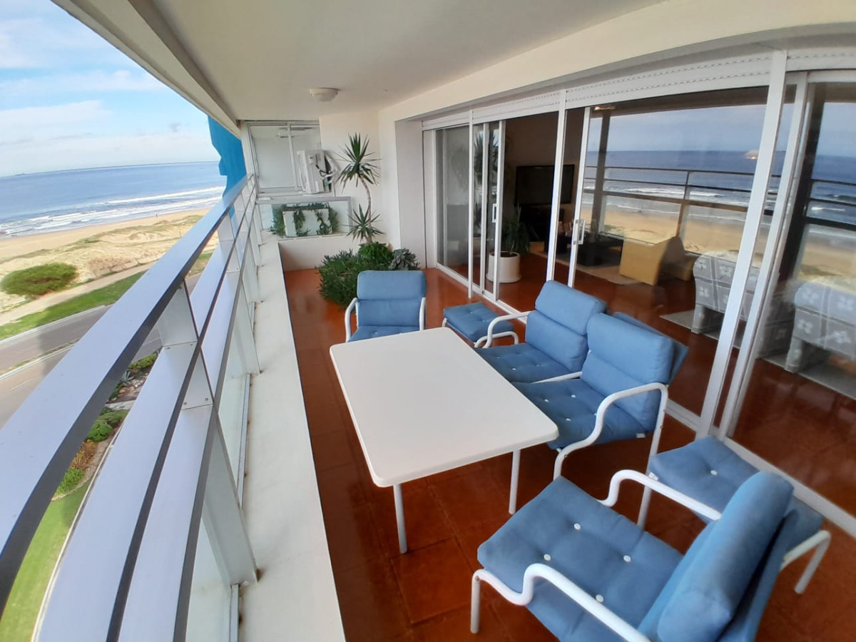 Venta Apartamento 3 dorm y dependencia en Playa Brava, Punta del Este.