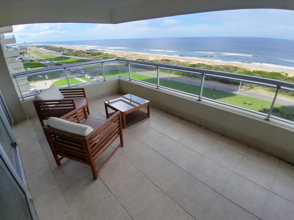 Venta Apartemento 3 dormitorios y dependencia en Playa Brava, Punta del Este.