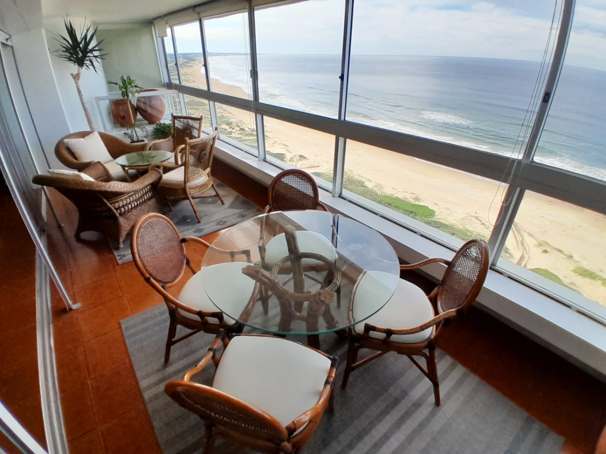 Venta Apartamento de 3 dorm y dependencia en Playa Brava, Punta del Este.