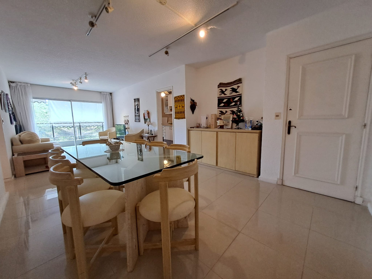 Venta Apartamento de 4 dormitorios en Playa Mansa, Punta del Este.
