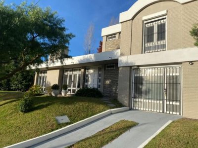 Venta Casa 3 dormitorios y dependencia en Barrio Golf, Punta del Este