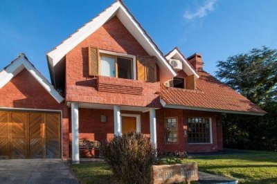 Alquiler temporario Casa de 3 DORMITORIOS y dependencia en Playa Mansa, Punta del Este.