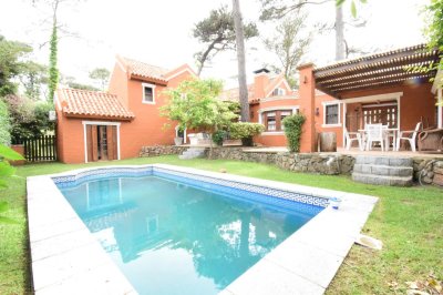 Alquiler temporario Casa 3 dormitorios y dependencia en Playa Mansa, Punta del Este.