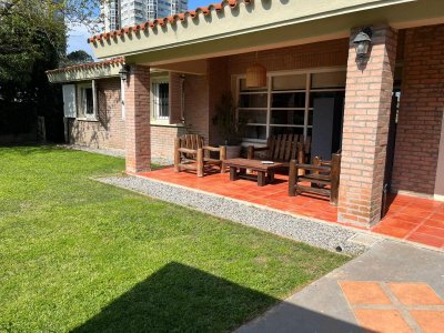 Alquiler temporario Casa de 2 dormitorios en Playa Mansa, Punta del Este.