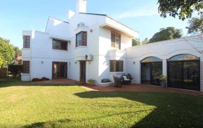 Venta y Alquiler temporario Casa 4 dormitorios en Rincon del Indio, Punta del Este.