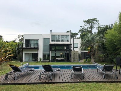 Venta y Alquiler temporario Casa estilo minimalista 4 dormitorios en Rincon del Indio, Punta del Este.