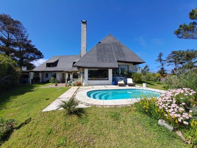 Alquiler Casa de 5 dormitorios y dependencia en Pinares, Punta del Este.