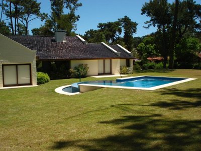 Venta Casa de 4 dormitorios y dependencia en San Rafael, Punta del Este.