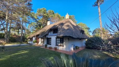 Venta Casa Quincho de 4 dormitorios y dependencia en Pinares, Punta del Este