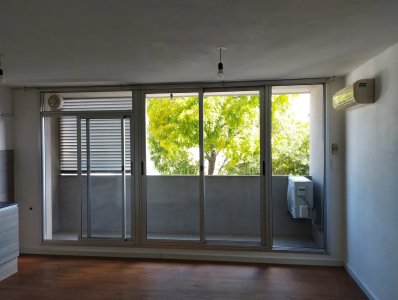 Alquiler Apartamento 1 Dormitorio Brazo Oriental con balconBarrio, Calle , Esquina Superficie Total: m2 Superficie Cubierta: m2 Precio: $ Gastos Comun