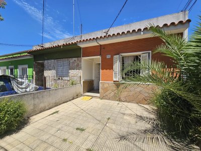 Venta Dos Apartamentos y Galpon Cerrito Inversion